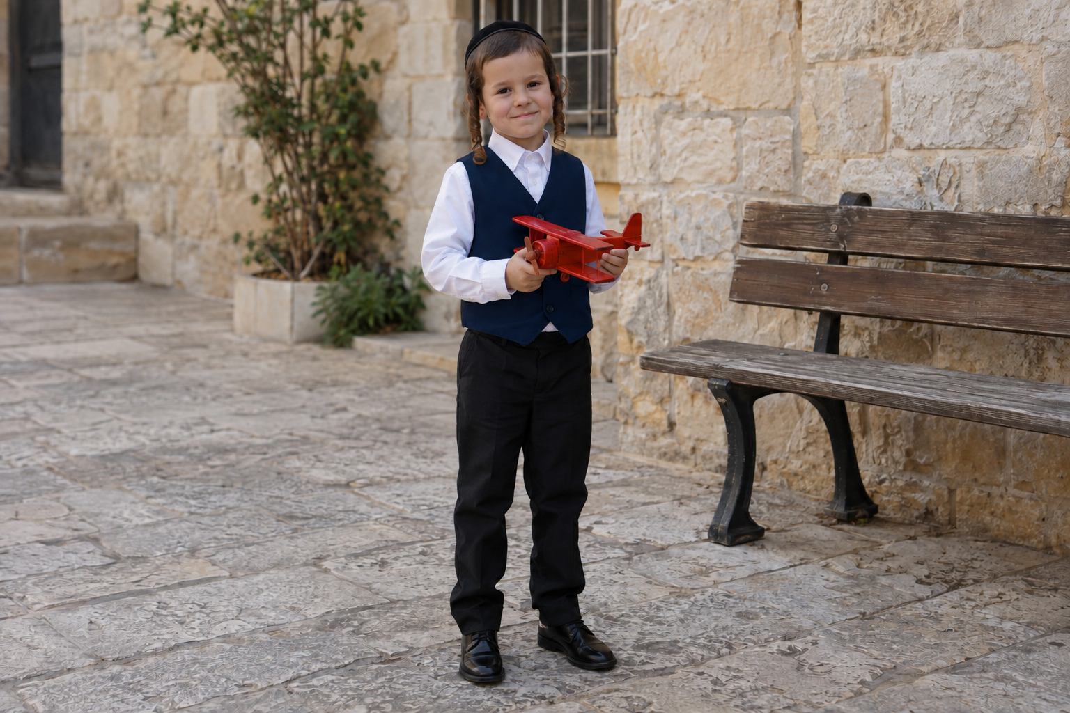 בשינוי הראשון ביקשנו להחליף רק את צבע האפודה לכחול כהה.